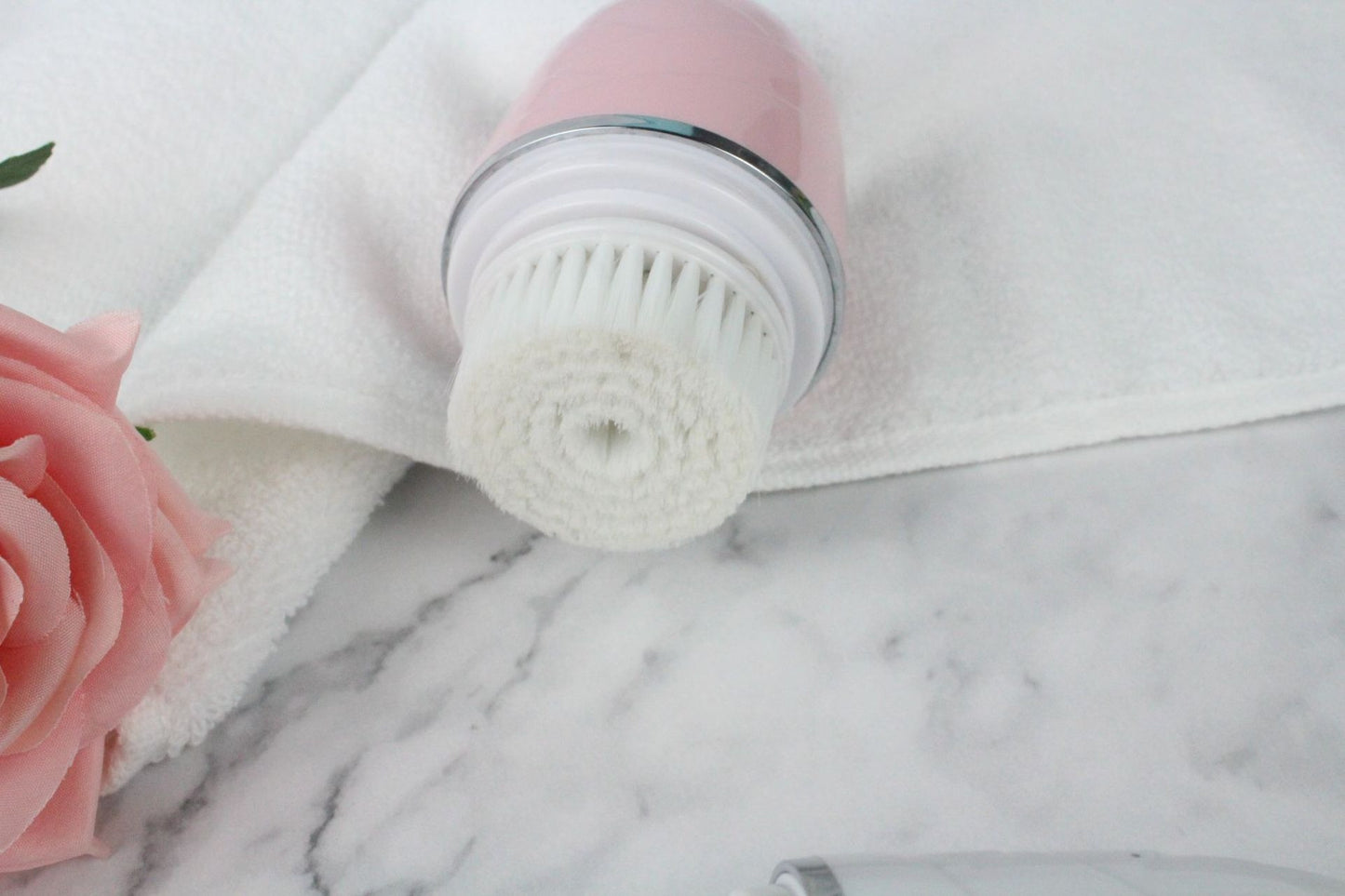 Dongguan Meiyan Technology 3-in-1 Electric facial brush